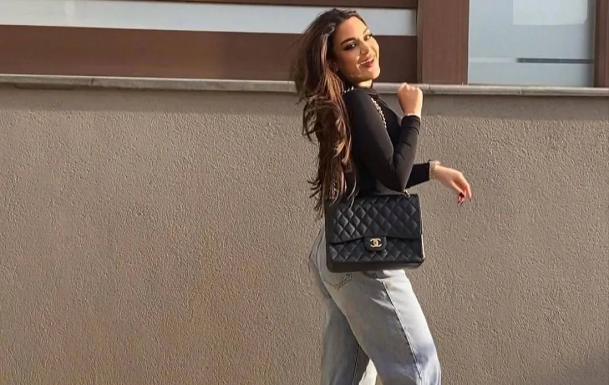 إطلالات زينب فياض بالدنيم- الصورة من حسابها على إنستغرام