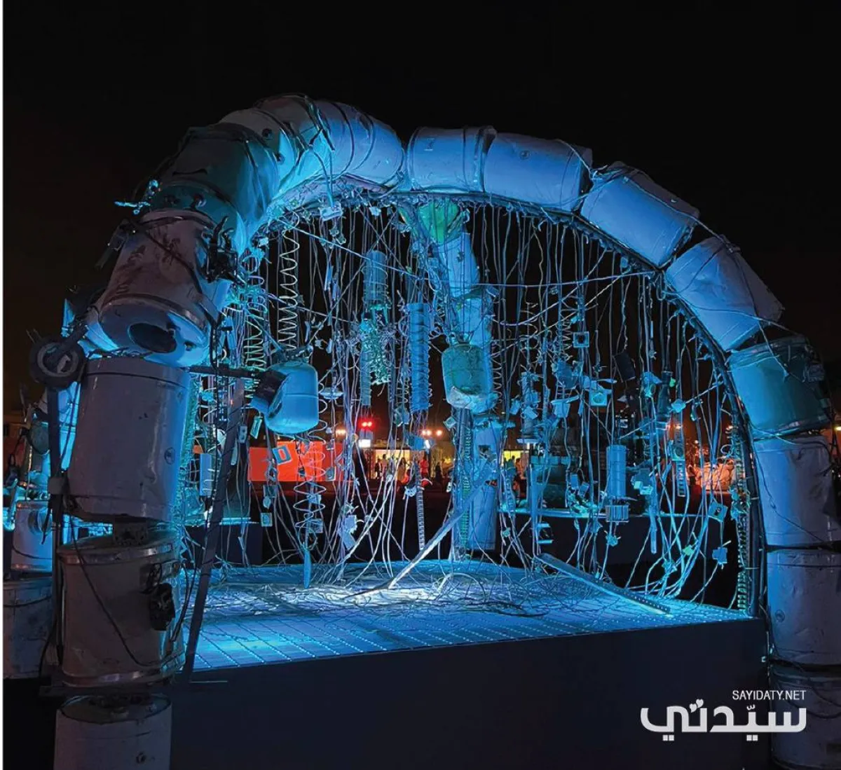 العمل الفني صائد الأحلام للفنان كريتف فيلوسفي باستخدام الحبال والأضواء والعروض التقنية