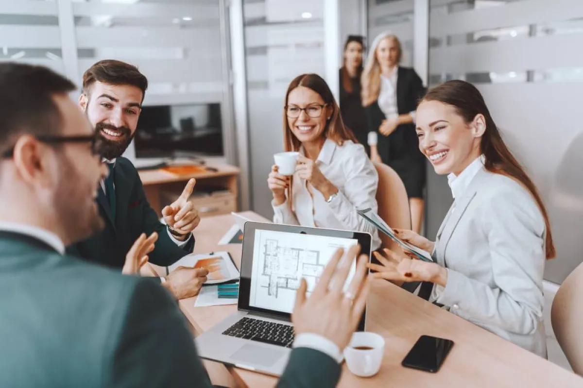 التوافق واضح بين أعضاء فريق العمل