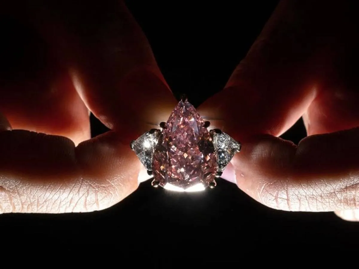 ماسة "فورتشن بينك" الوردية العملاقة بيعت في جنيف لقاء 28,5 مليون دولار