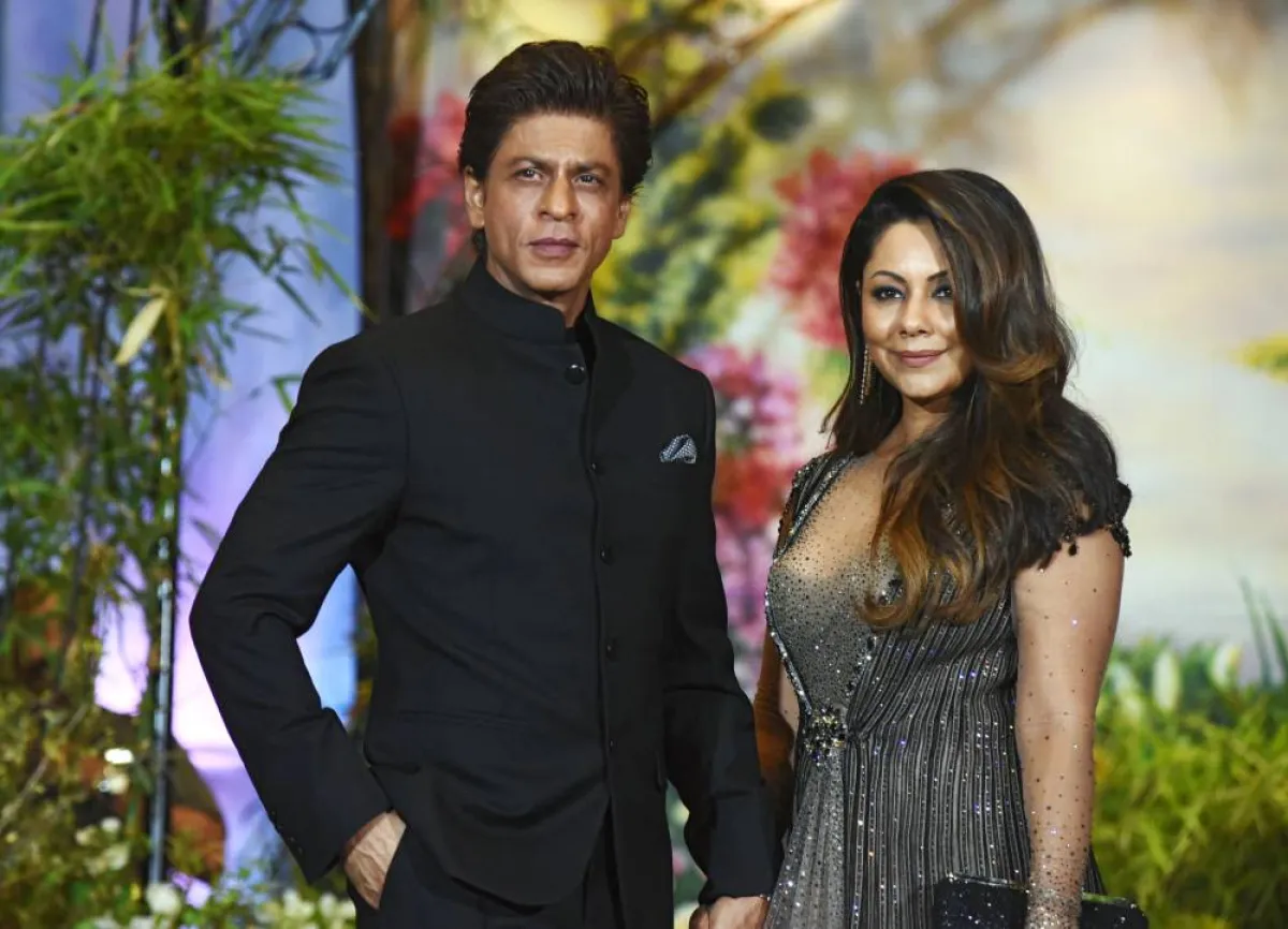 Indian Bollywood actor Shah Rukh Khan (L) and his with wife Gauri Khan pose for a picture during the wedding reception of actress Sonam Kapoor and businessman Anand Ahuja in Mumbai late on May 8, 2018. Sujit Jaiswal / AFP