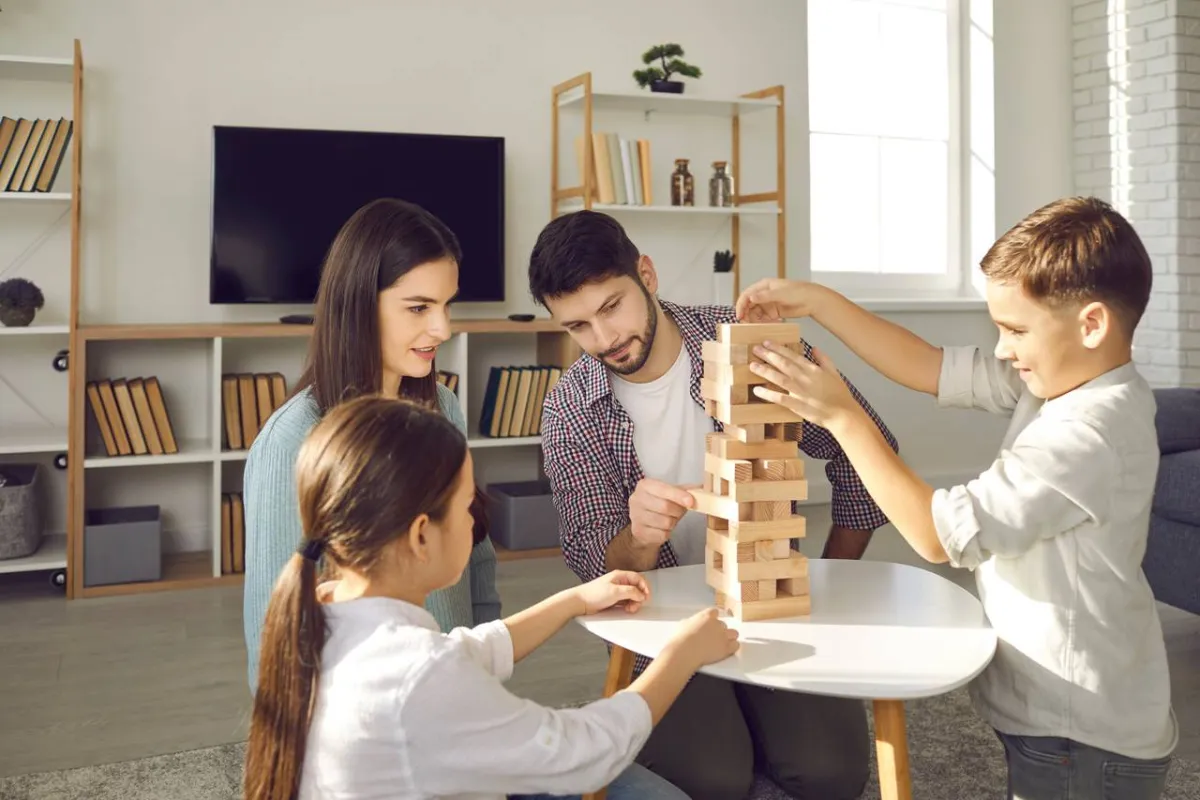 صورة للعب مع الأطفال