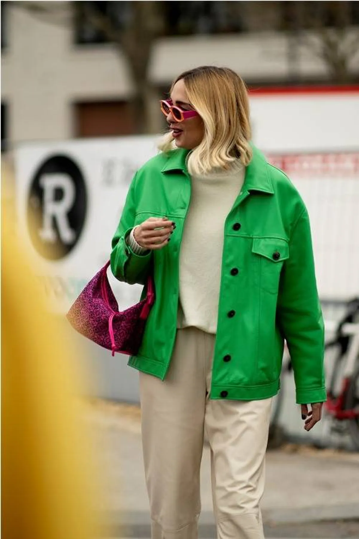 تنسيق الأخضر مع البيج من ستريت فاشن Street Fashion