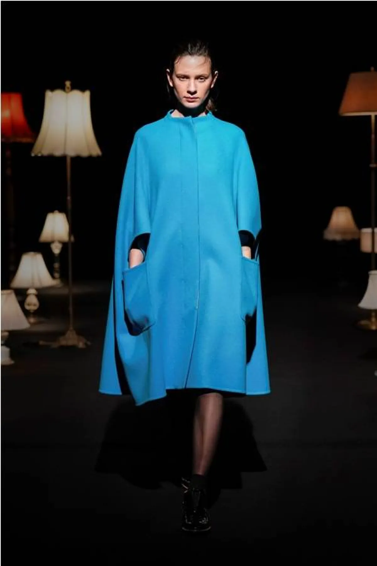 المعطف باللون الأزرق من سوبور سورفاس Support Surface