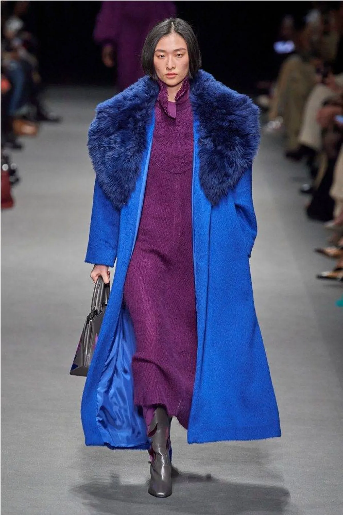 موديلات معاطف باللون الأزرق من ألبرتا فيريتي Alberta Ferretti