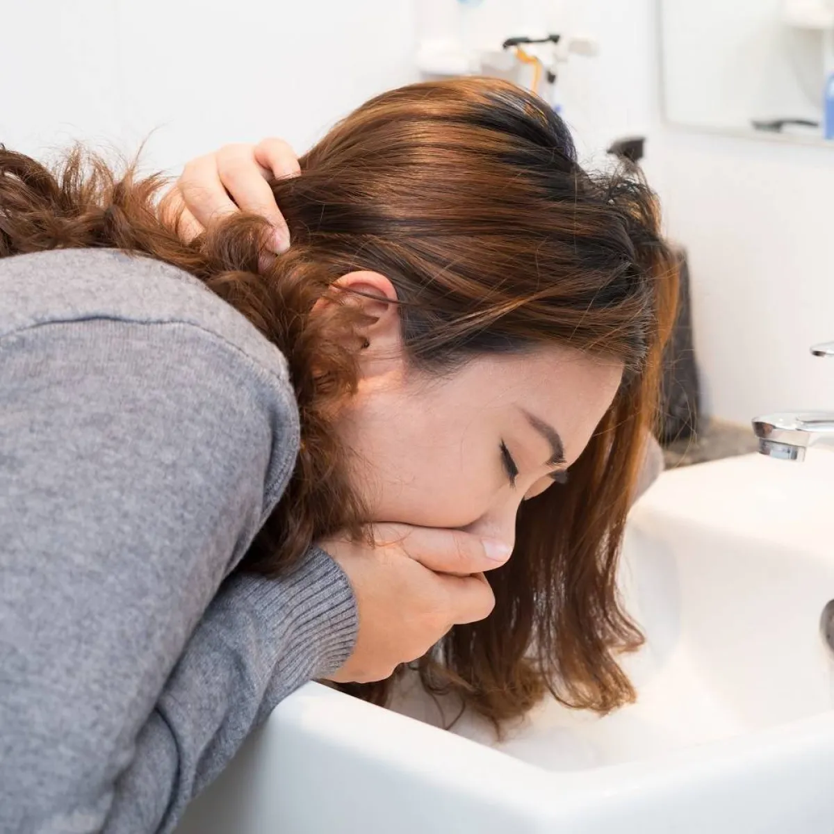 صورة لحامل تتقيأ