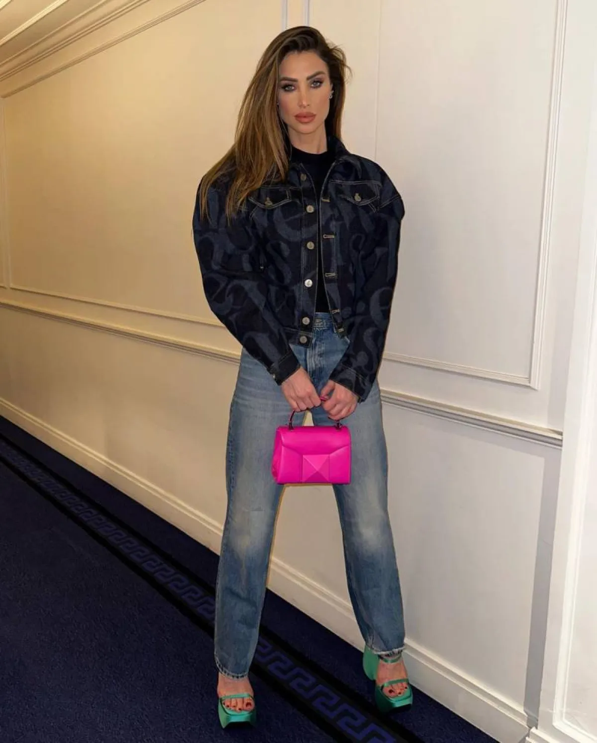 أنابيلا هلال بسروال جينز عصري 