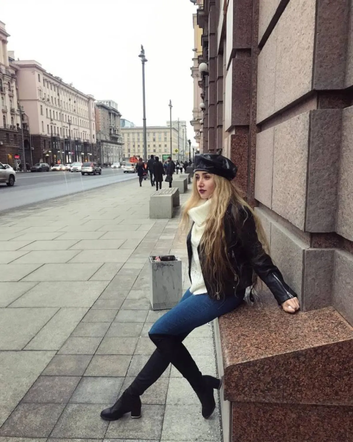 هنا الزاهد بسروال جينز كلاسيكي 