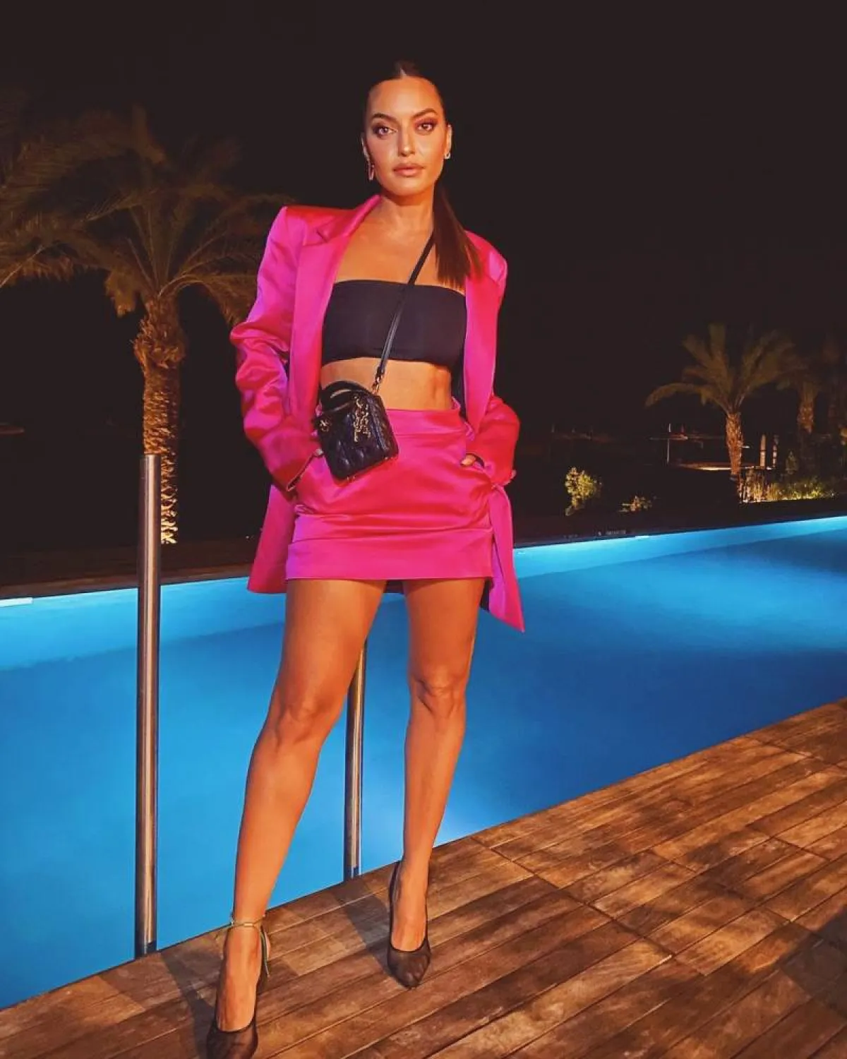 كارن وازن بتنورة كلاسيك باللون الزهري 