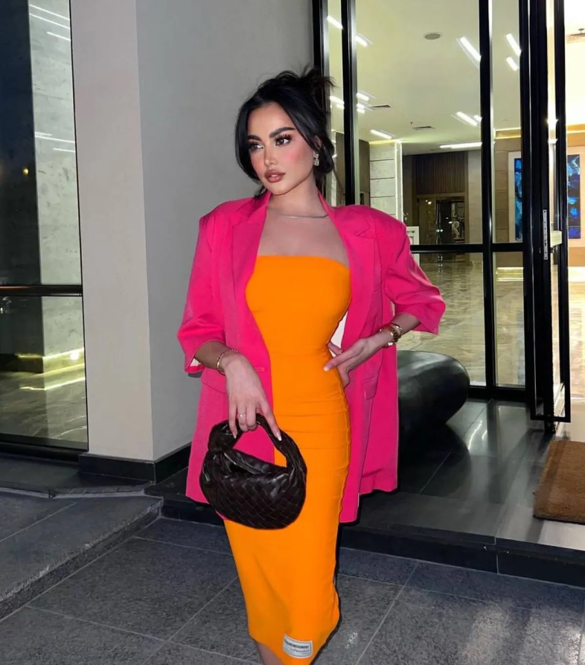 فاطمة المؤمن بإطلالة راقية ملونة 