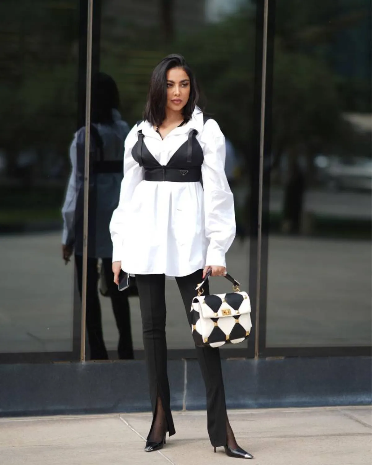 فاطمة المؤمن بإطلالة راقية باللون الأبيض 