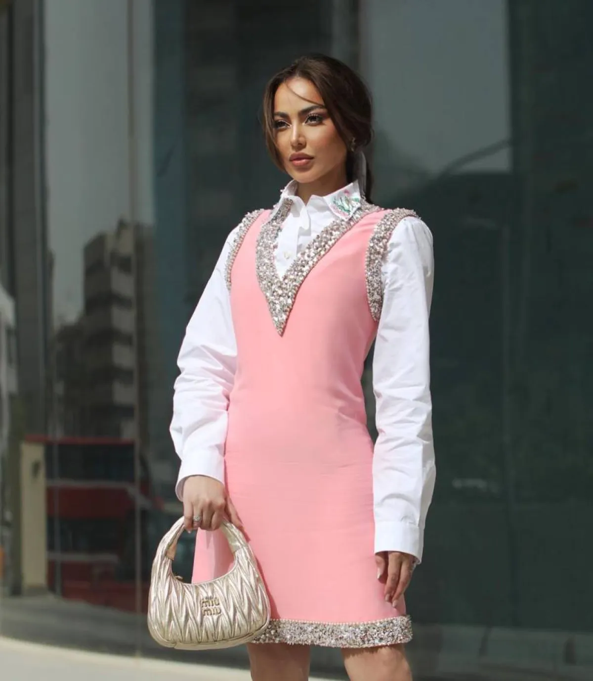 فاطمة المؤمن بفستان قصير كلاسيكي 