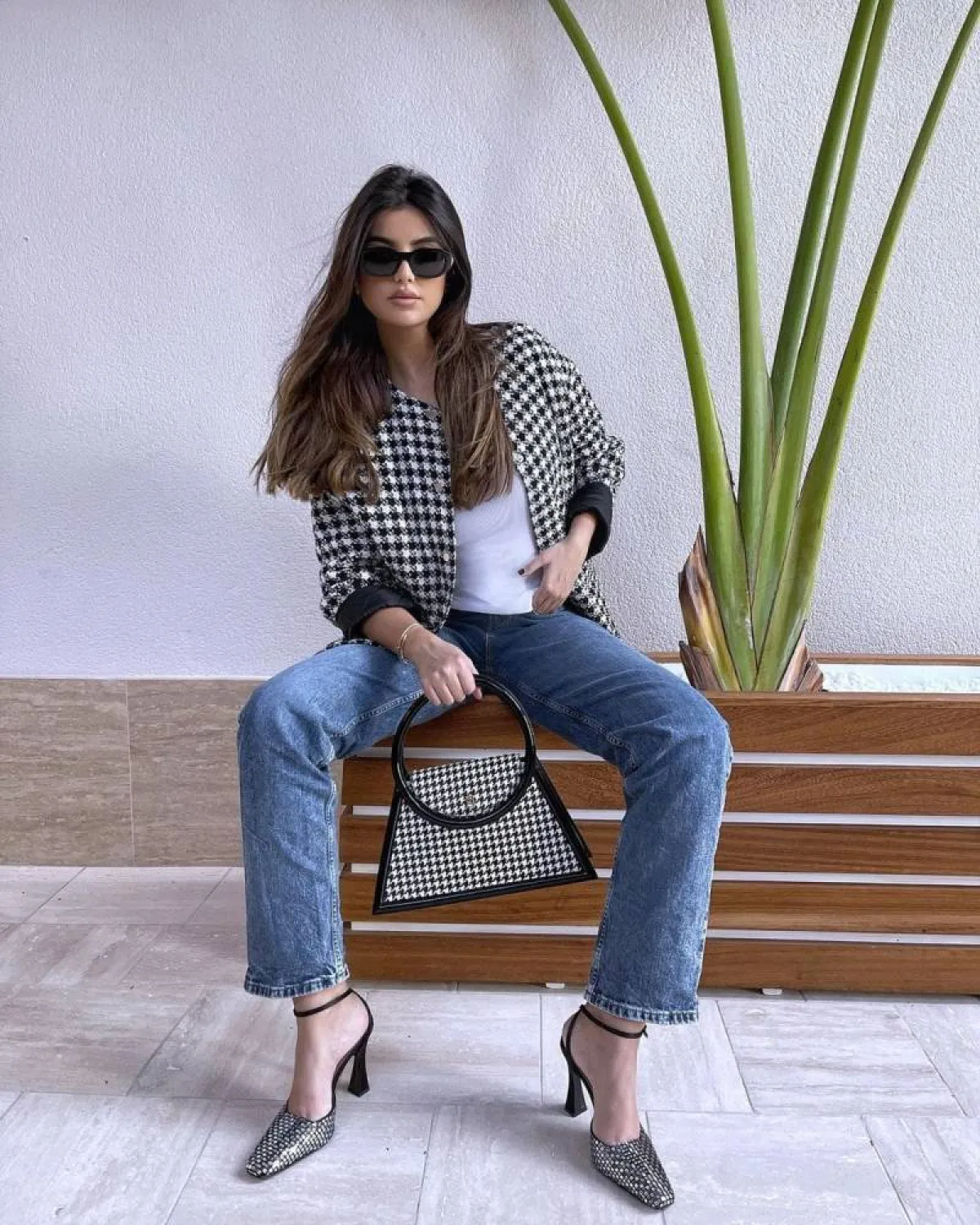 علا فرحات بإطلالة كاجوال باللون الأسود 