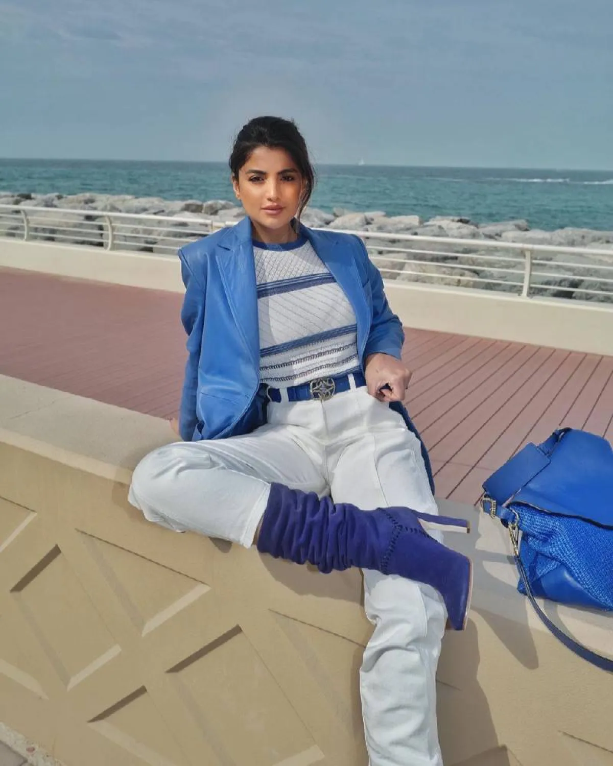 علا فرحات بإطلالة كاجوال باللون الأزرق 