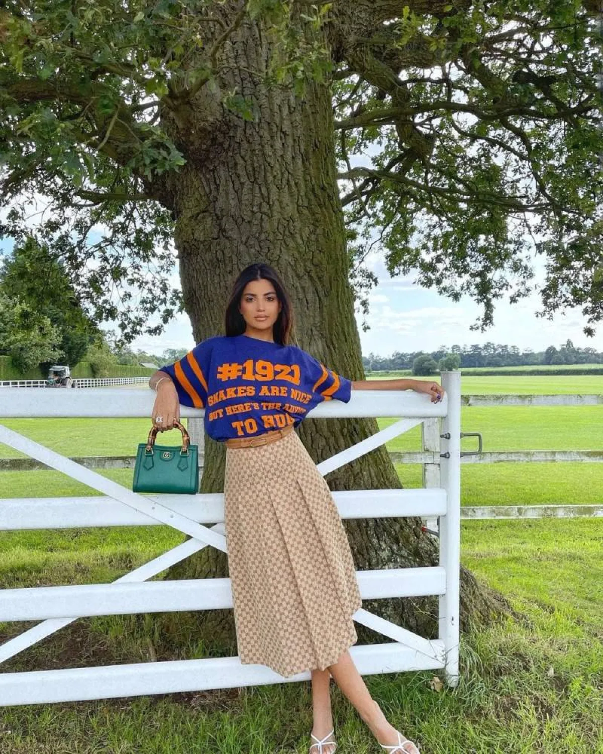 علا فرحات بإطلالة كاجوال باللون البيج 