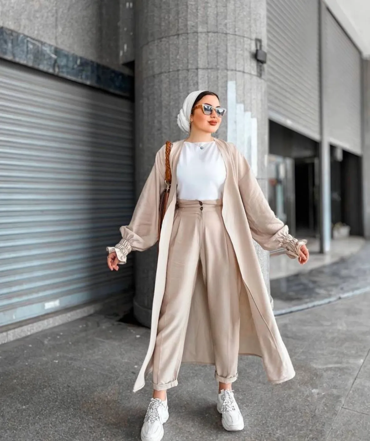 إطلالات باللون البيج للمحجبات