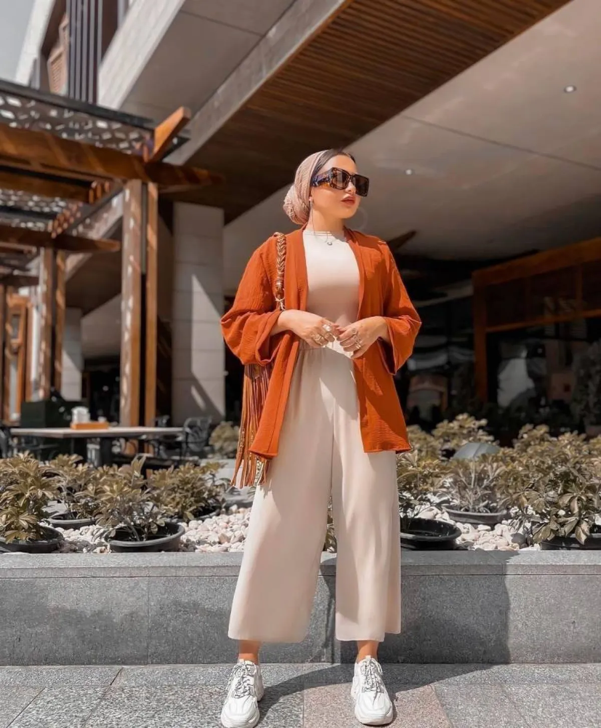 إطلالات باللون البيج للمحجبات