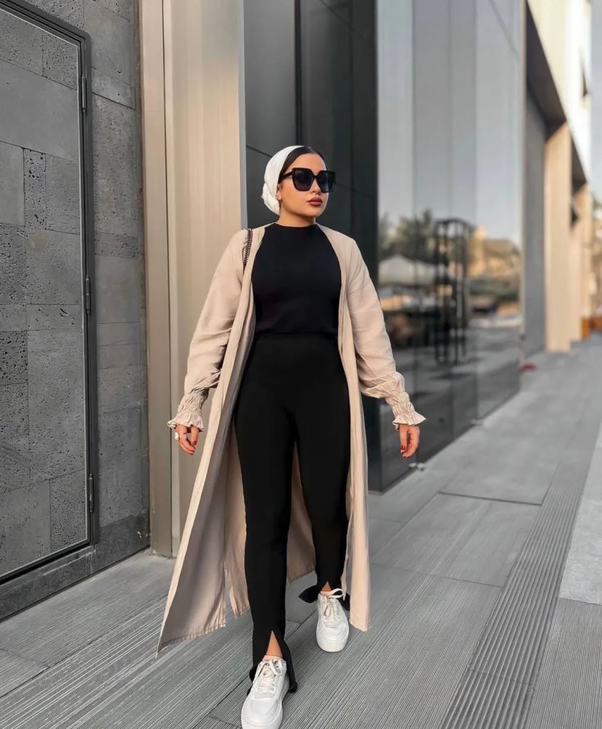 إطلالات باللون البيج للمحجبات