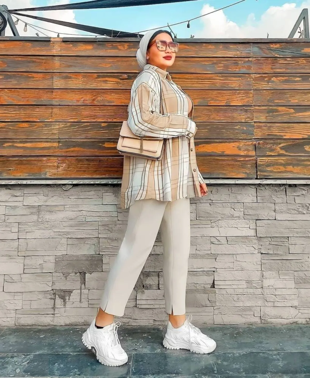 إطلالات باللون البيج للمحجبات