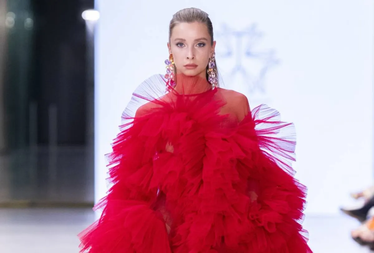 موديلات فساتين باللون الأحمر