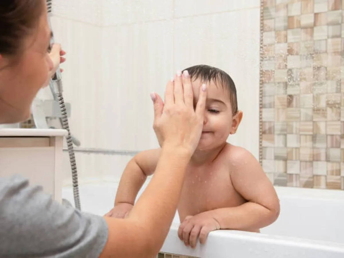 صورة لطفل يحصل على حمامه اليومي