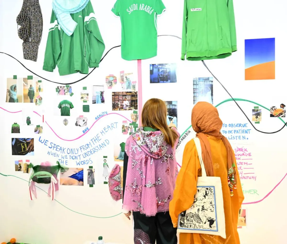 تنوع في العرض مابين الأزياء والفنون البصرية 