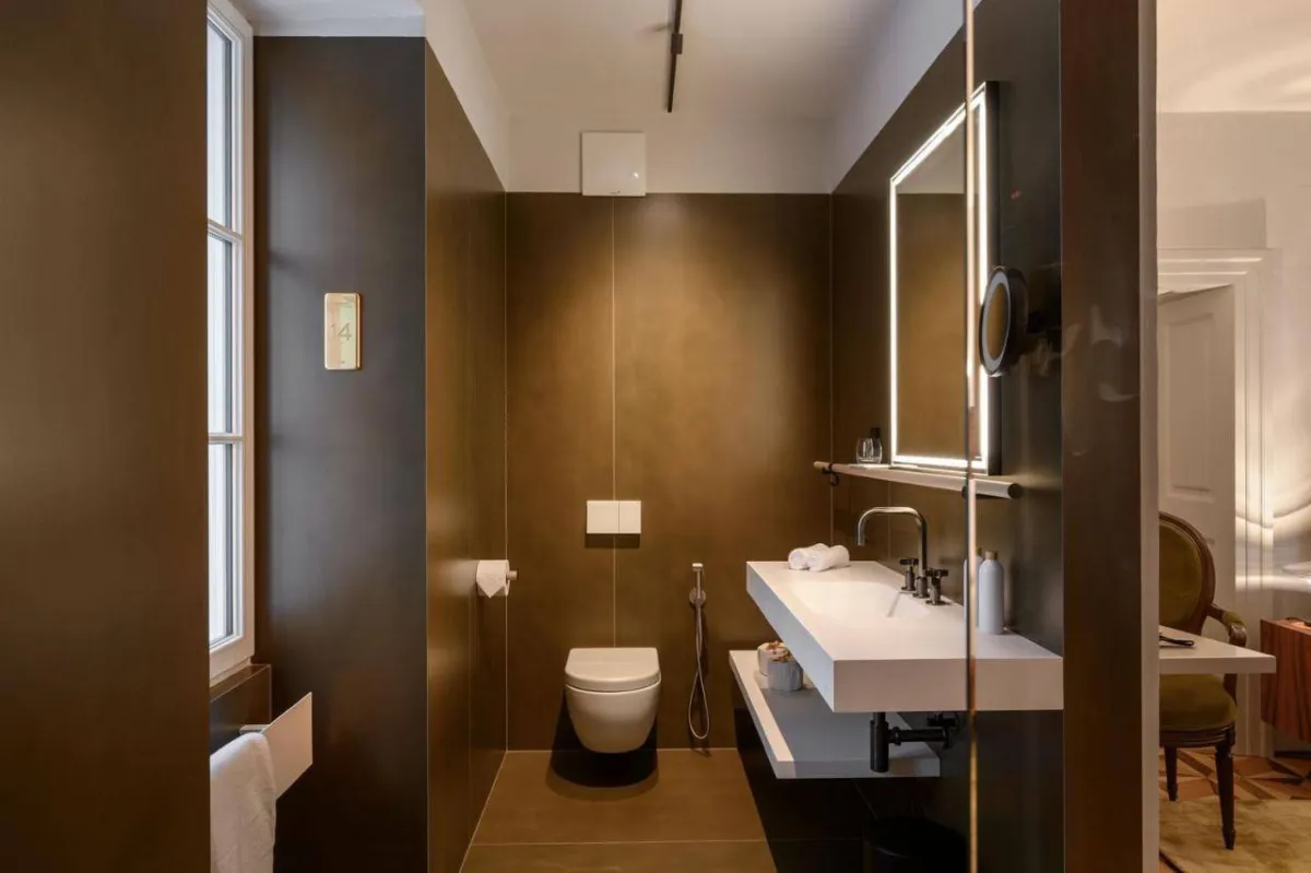 حمامات فخمة في غرف فندق زلاتا لادجيكا البوتيكي