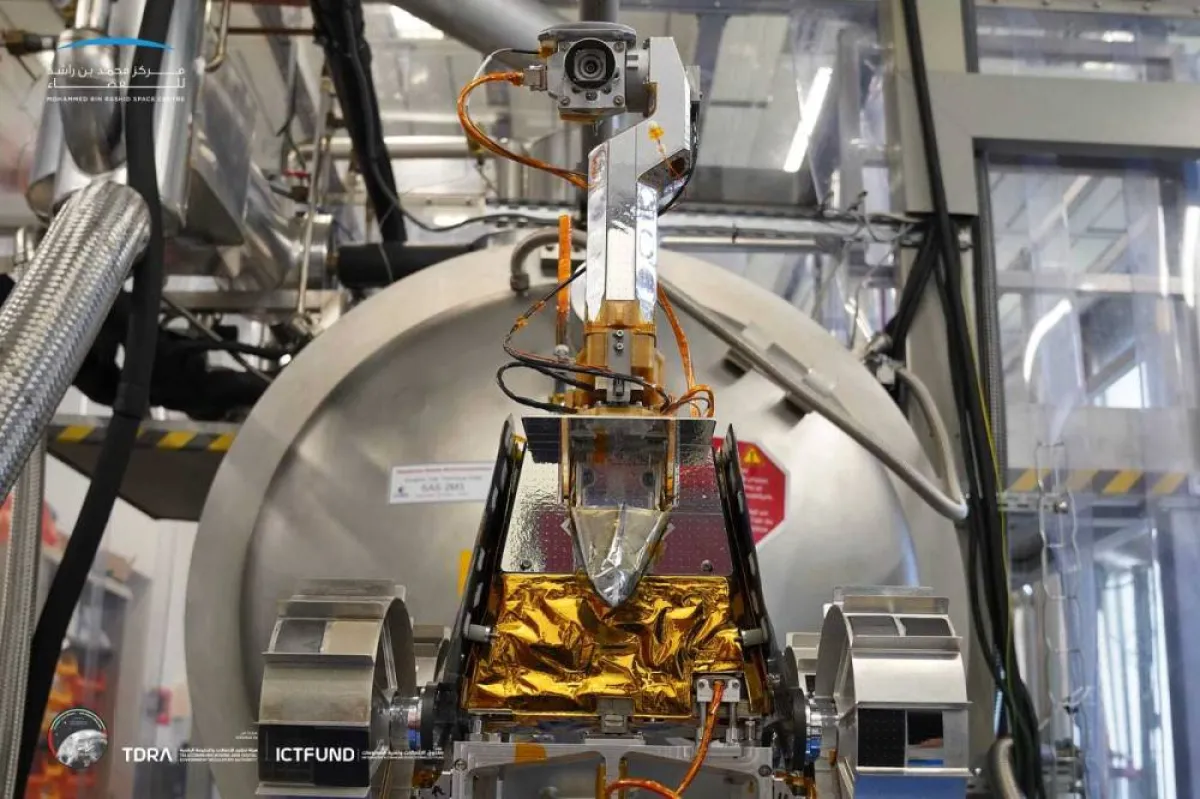 المستكشف راشد يستعد لوضع أول بصمة عربية على القمر - الصورة من وام