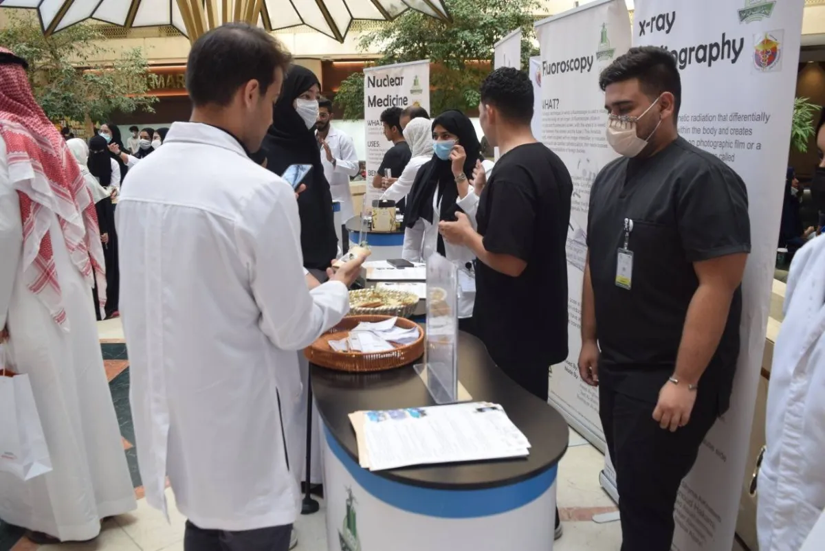 50 طالب وطالبة ب يستعرضون التقنيات الحديثة وتطبيقات الأشعة