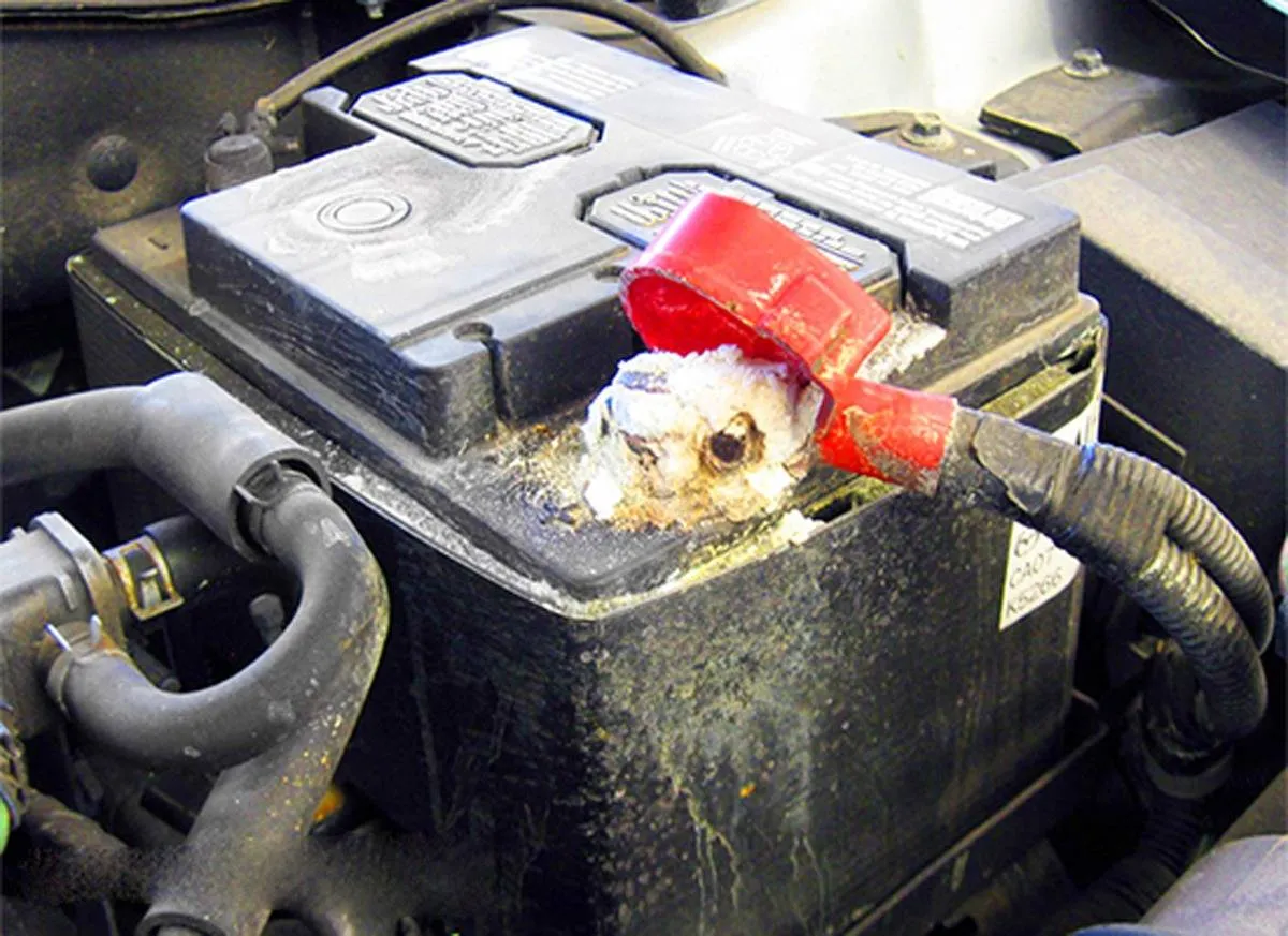 كيف نقرأ تراكم الأملاح على بطارية السيارة؟