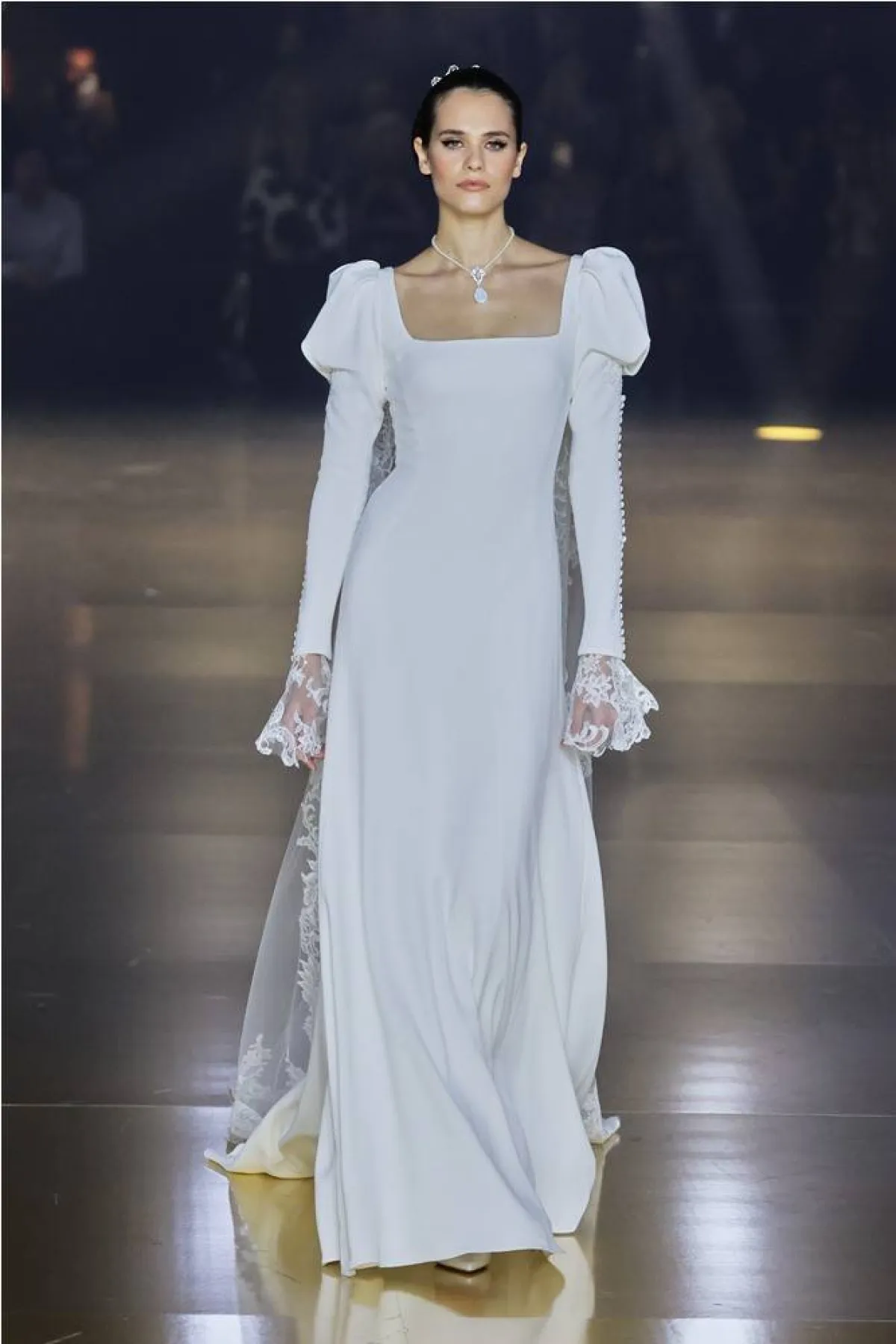 موديلات فساتين زفاف بياقة مربّعة من أتيليه برونوفياسس Atelier Pronovias