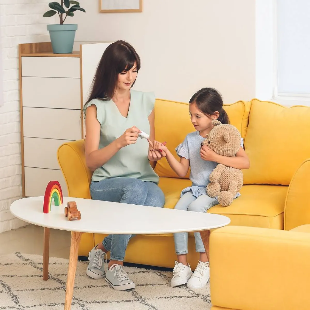 صورة لأم وطفلتها المريضة