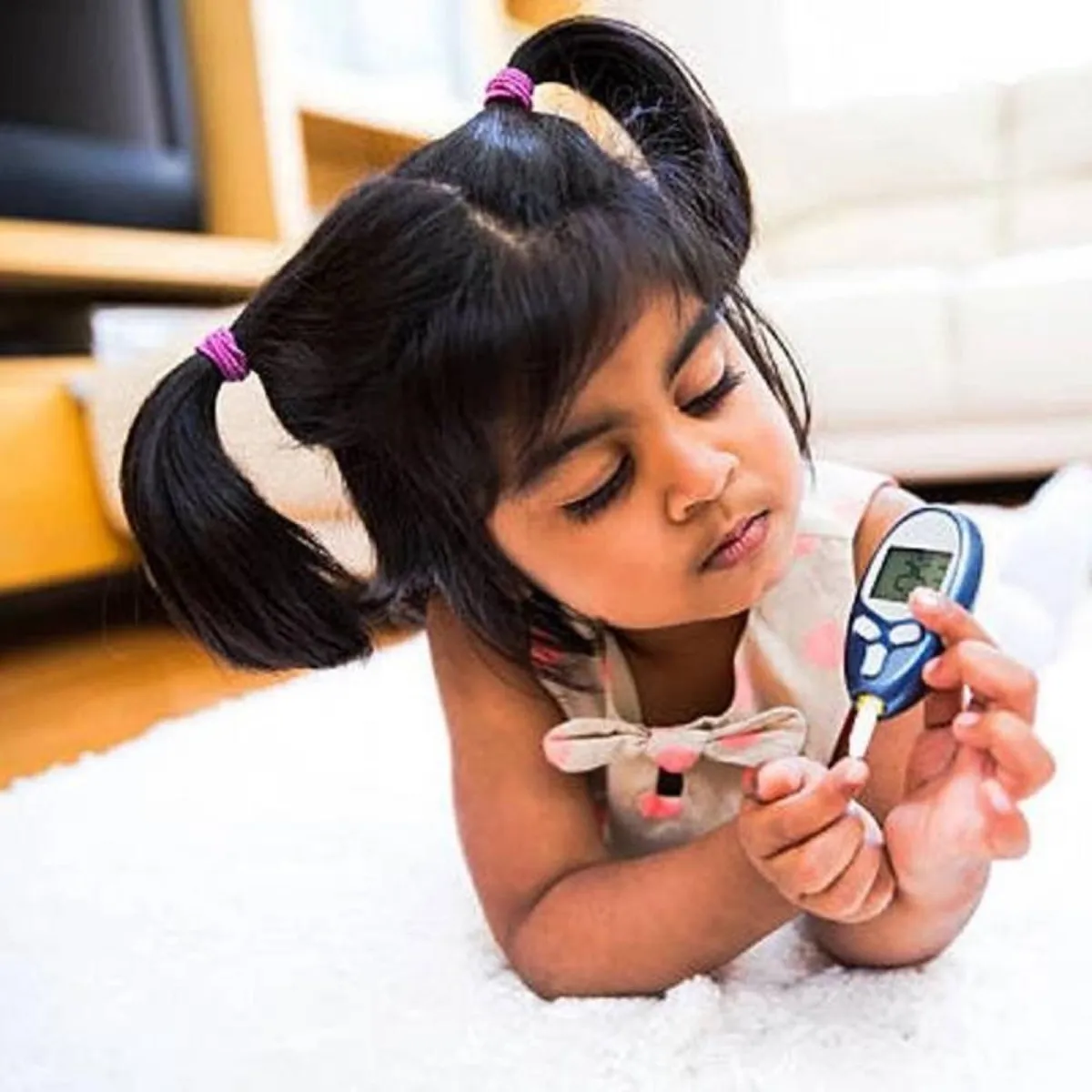 صورة لطفلة تحقن نفسها