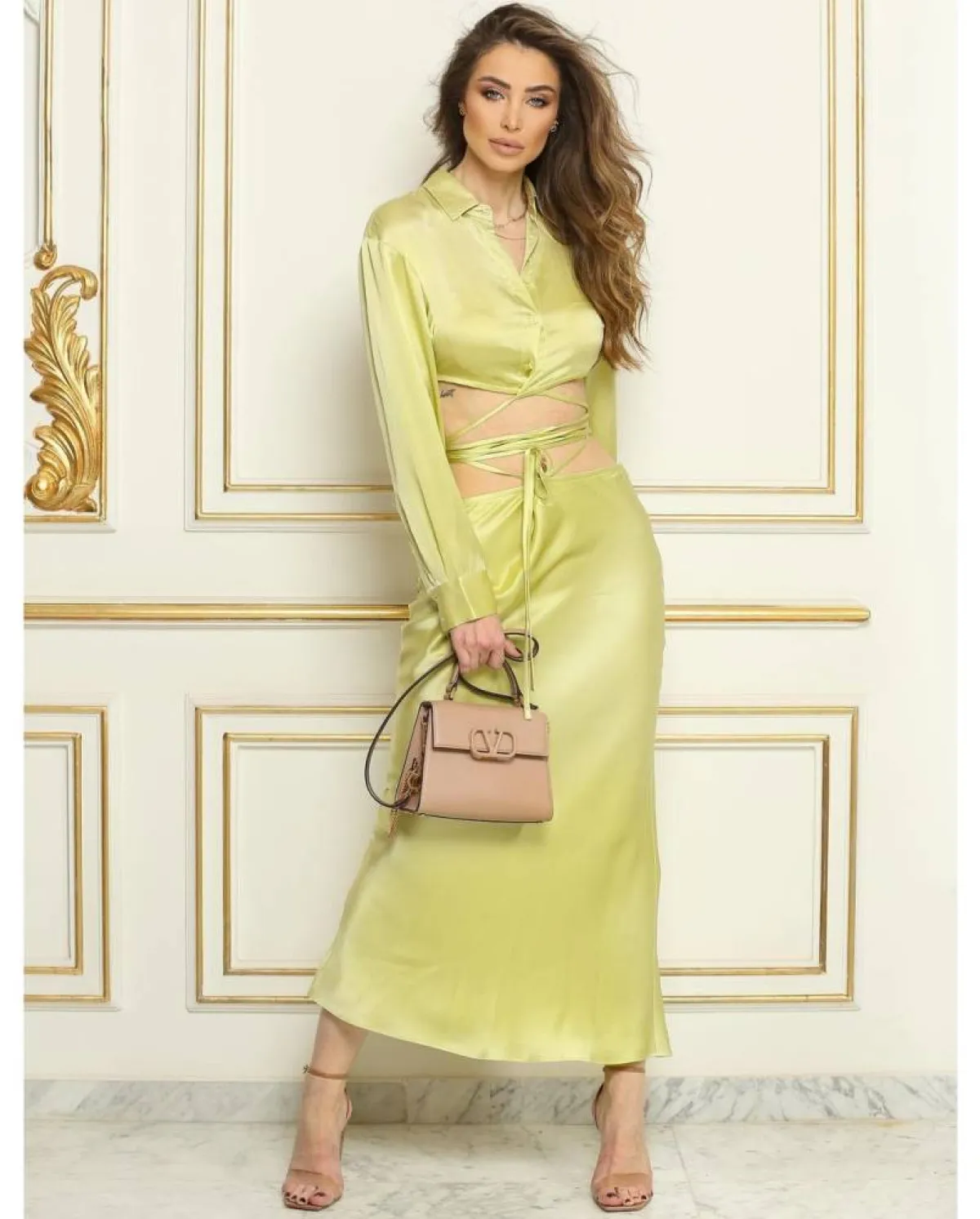 أنابيلا هلال بإطلالة مونوكروم باللون الأخضر 