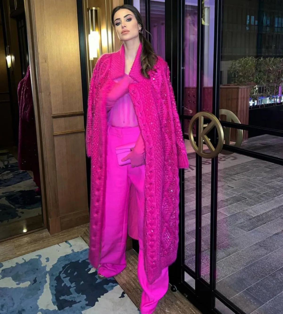 أنابيلا هلال بإطلالة مونوكروم باللون الزهري 