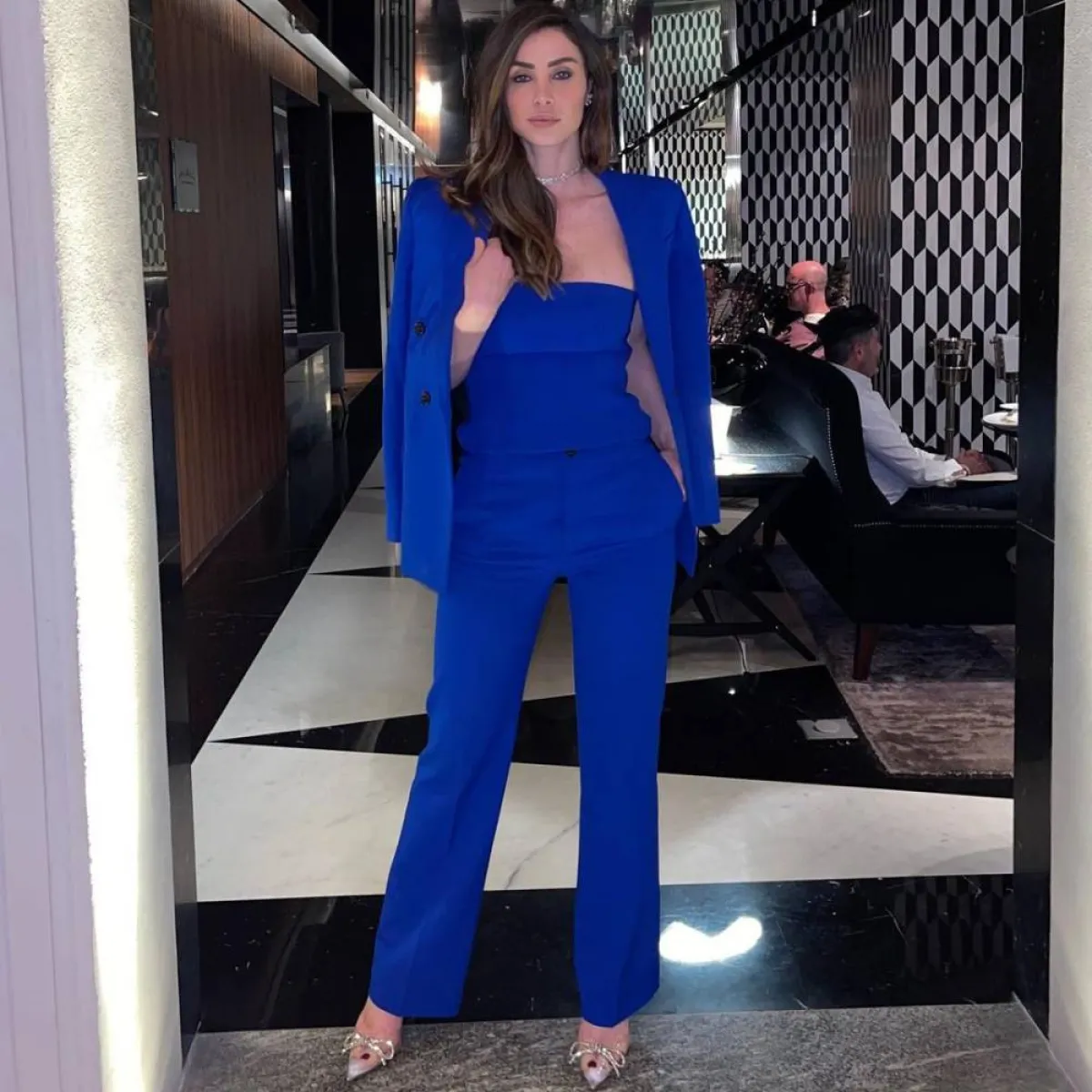 أنابيلا هلال بإطلالة مونوكروم باللون الأزرق 