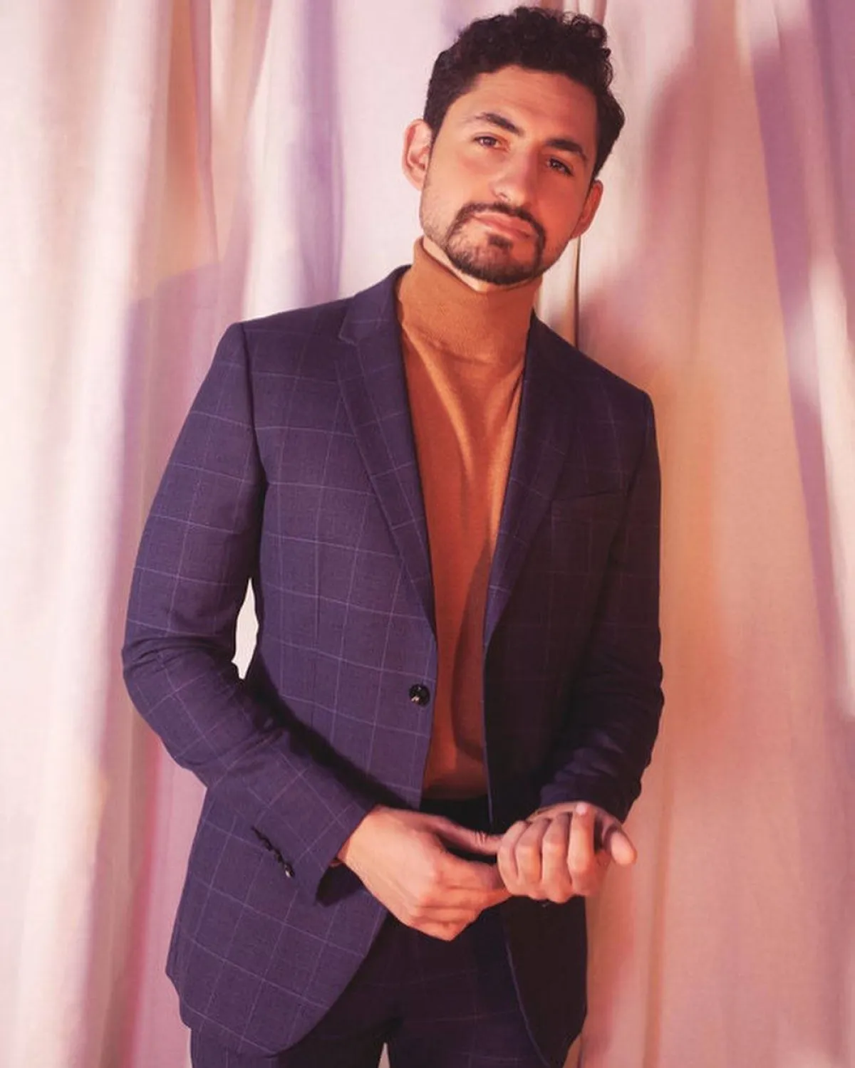 أمير المصري بإطلالة كلاسيكية باللون الكحلي 