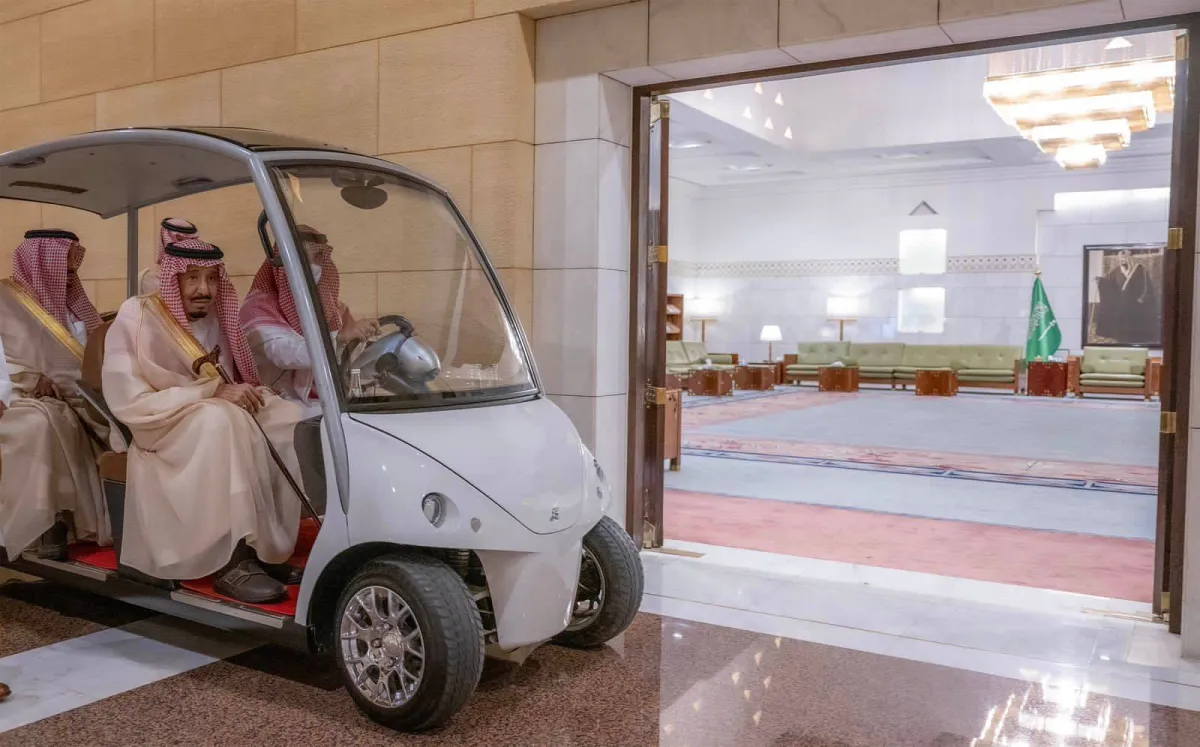 الملك سلمان خلال زيارته- الصورة من واس 