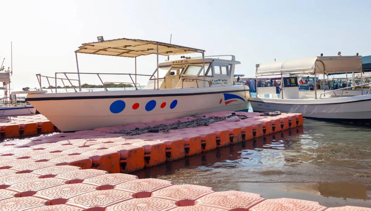 يمكن القيام برحلة بحرية بوساطة القوارب المنتشره على الساحل