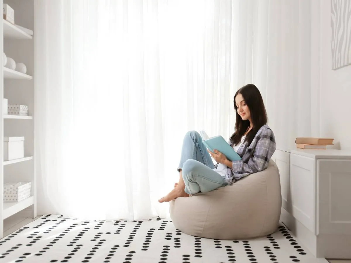 صورة لامرأة تقرأ كتاباً