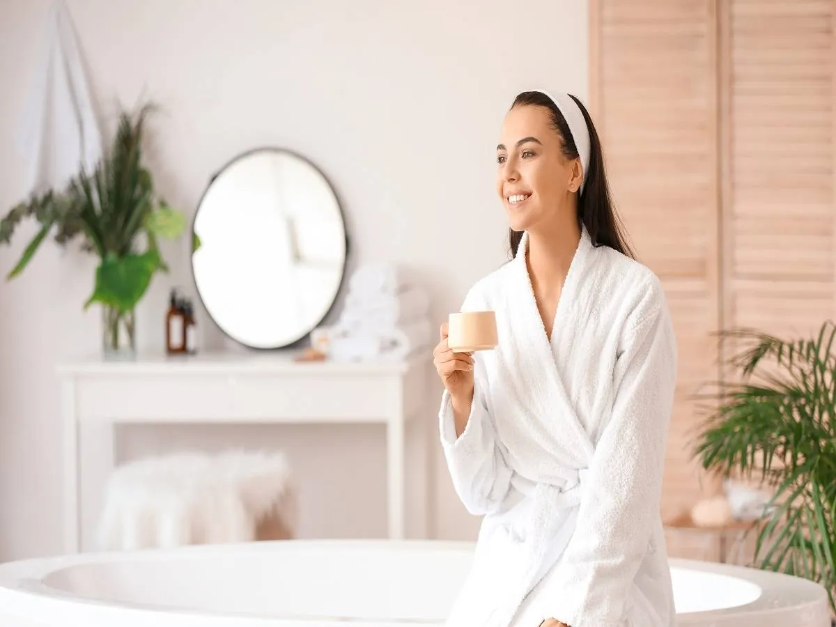 صورة لامرأة تستعد للاستحمام