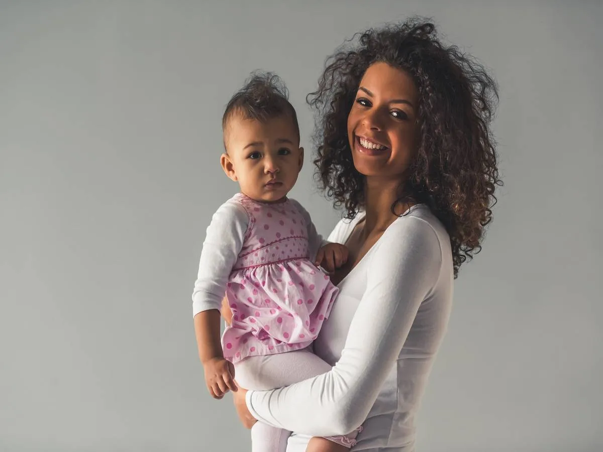 صورة لأم تحمل ابنتها