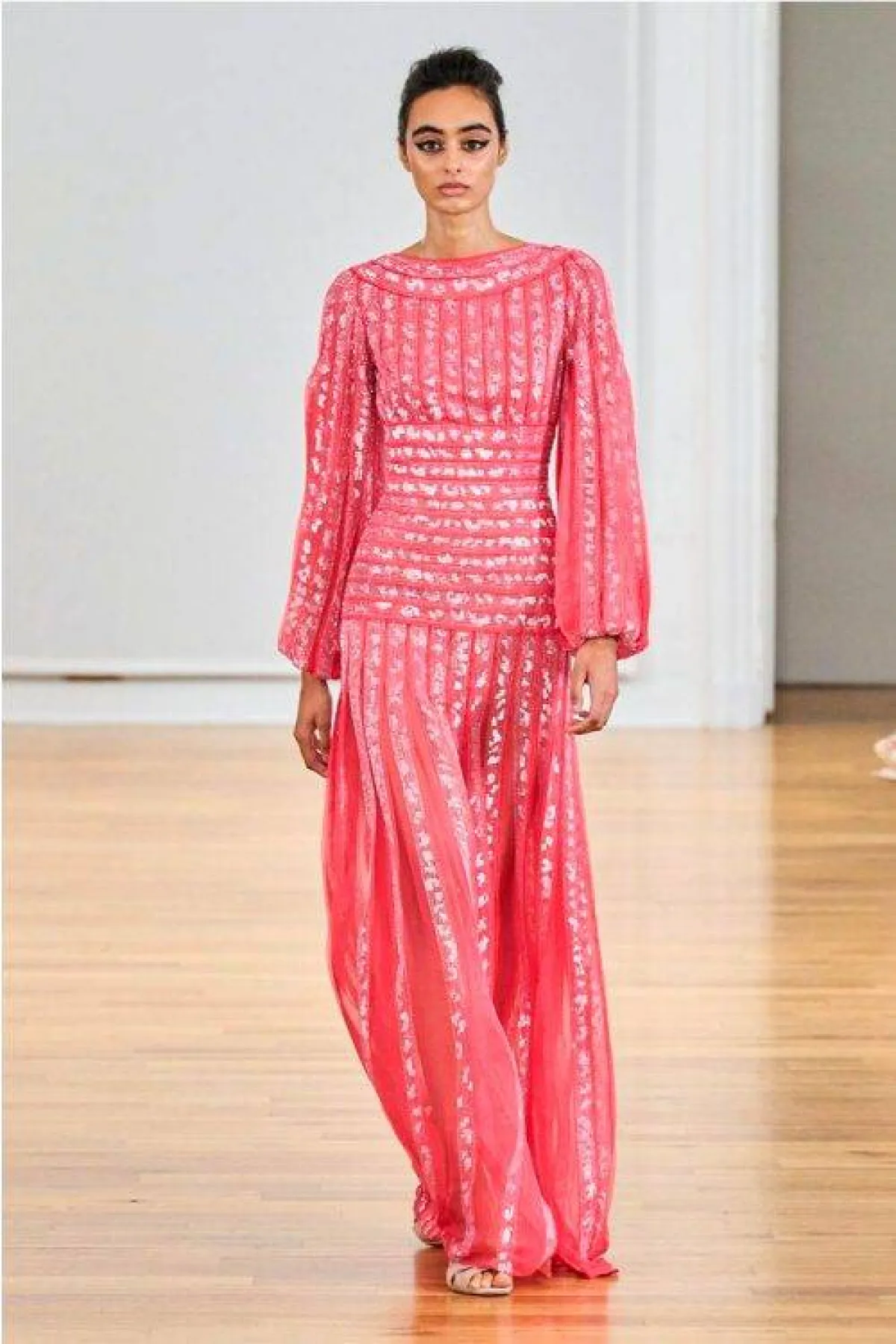 فستان خطوبة مطرَّز من رامي العلي «Rami Al Ali»