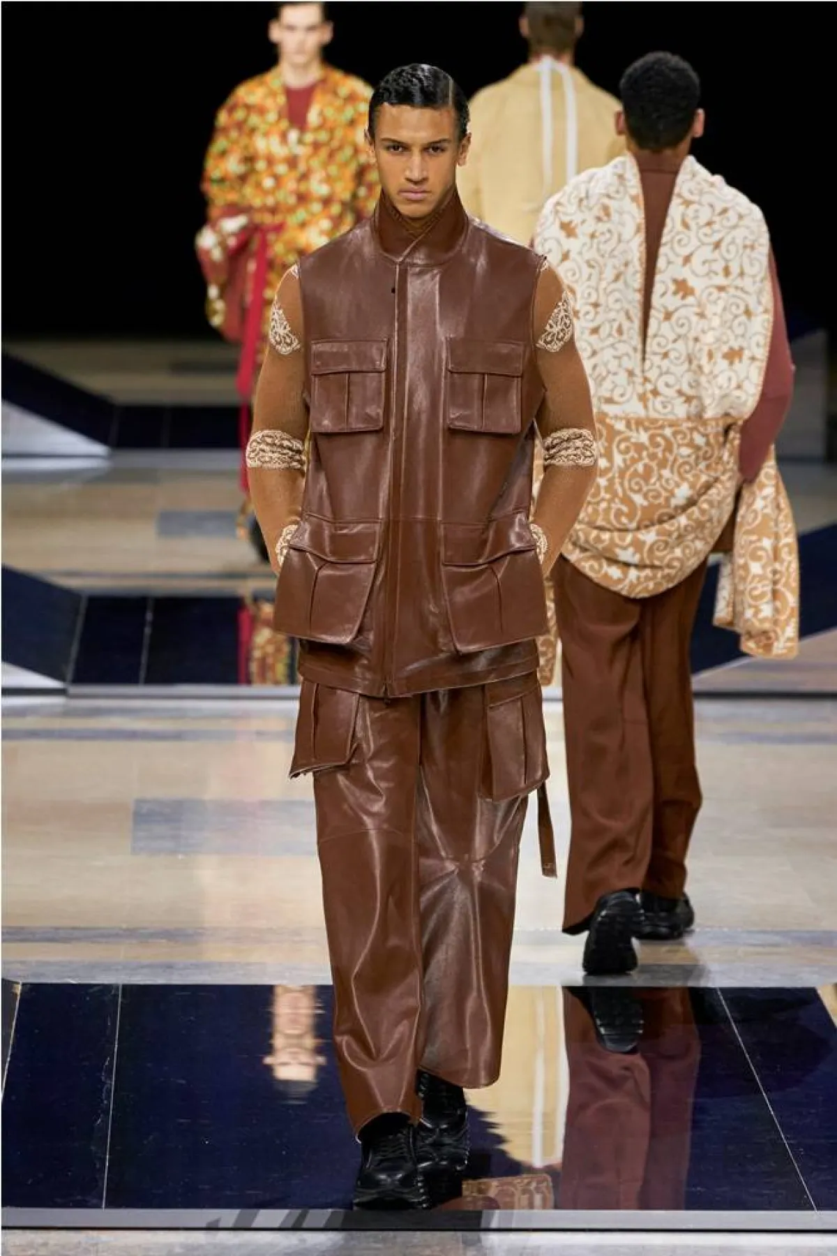 تنسيق اللون البنّي للرجال من جو وان Joeone