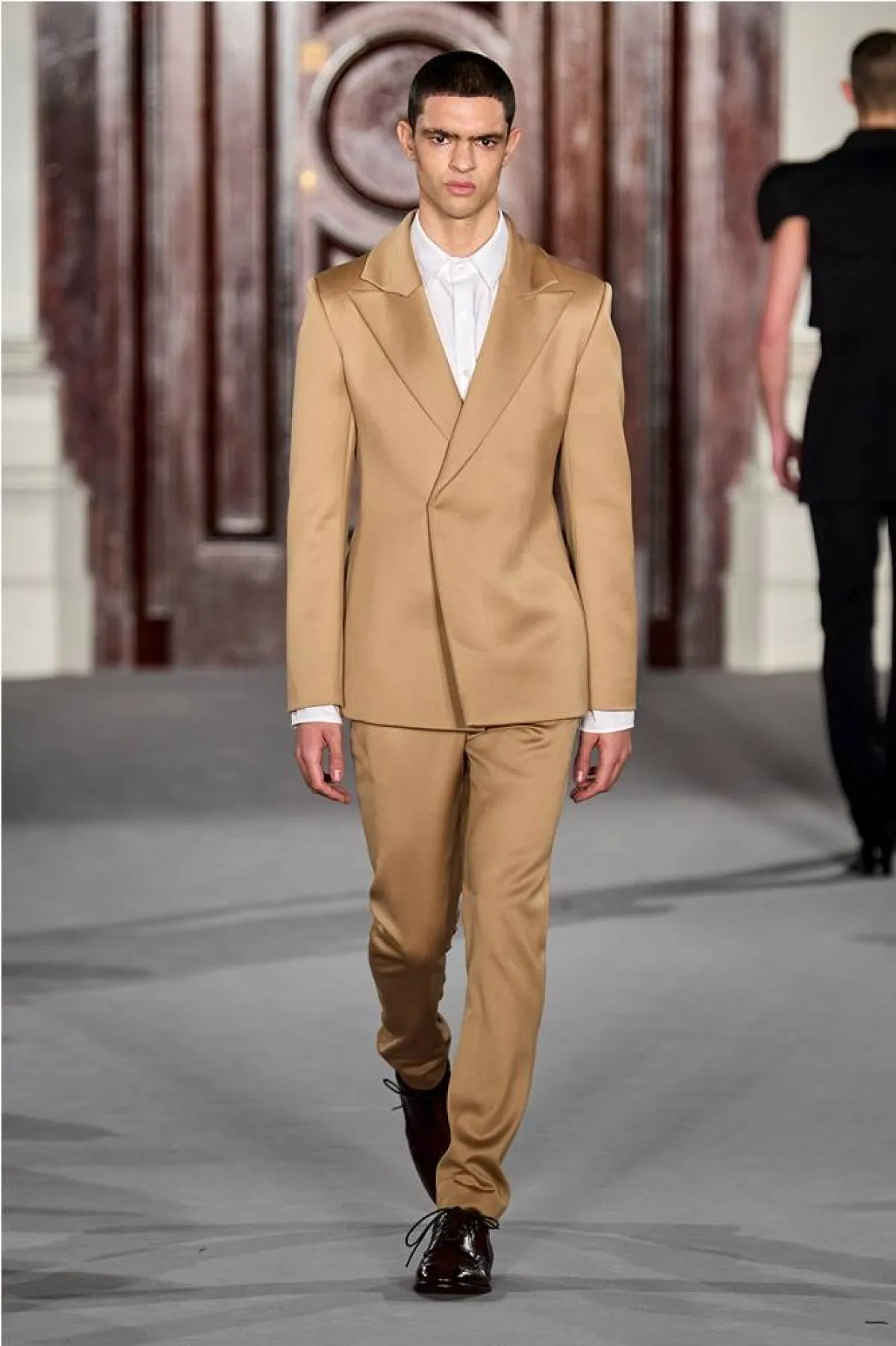 تنسيق اللون البنّي للرجال من كوشيك فيليندرا Kaushik Velendra