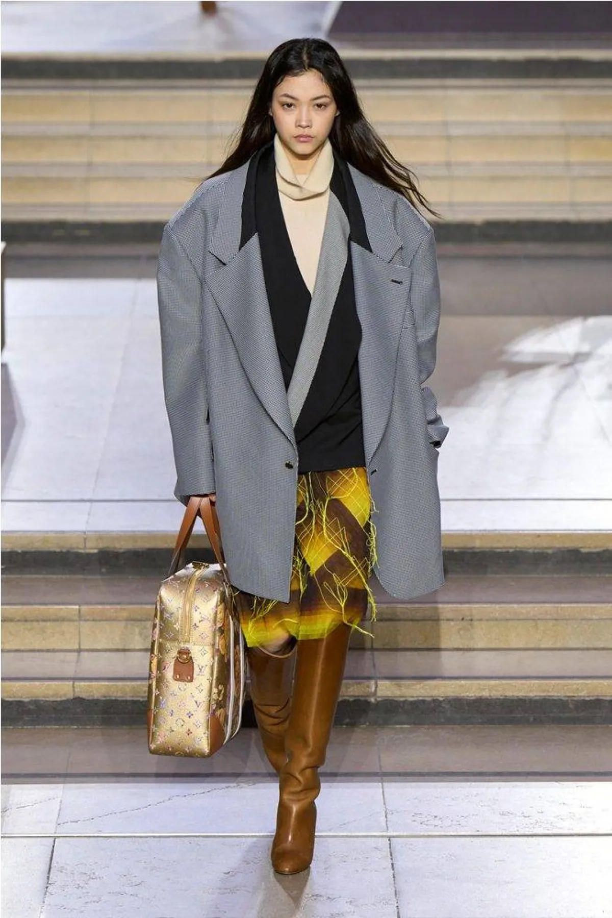 موديلات جاكيتات شتوية باللون الرمادي من لويس فيتون Louis Vuitton