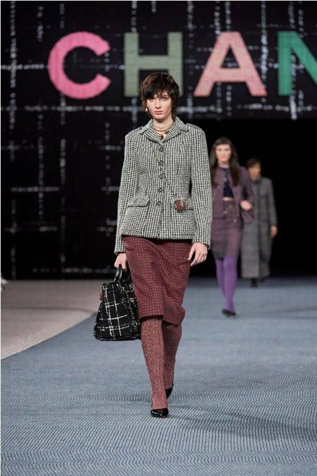 جاكيت شتوي باللون الرمادي من شانيل Chanel