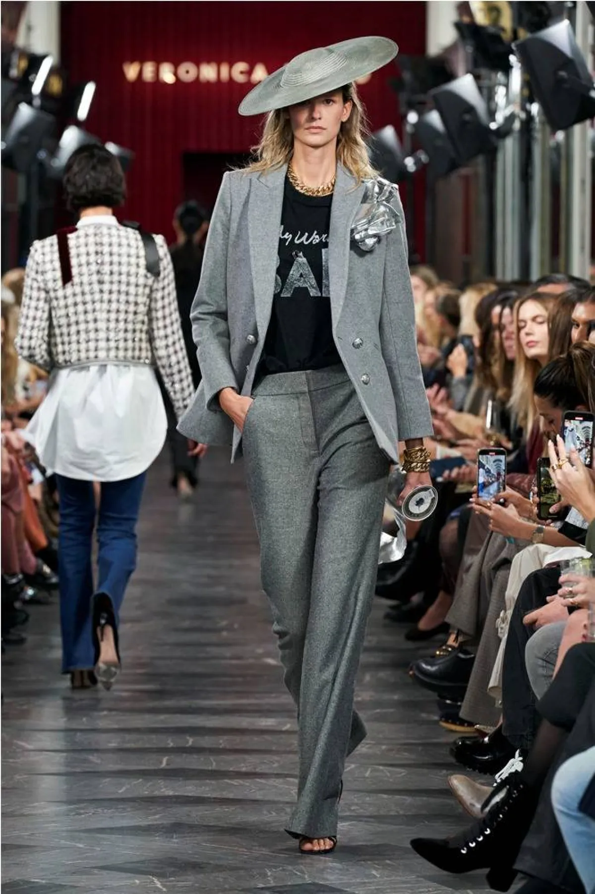 موديلات جاكيتات شتوية باللون الرمادي من فيرونيكا بيرد Veronica Beard