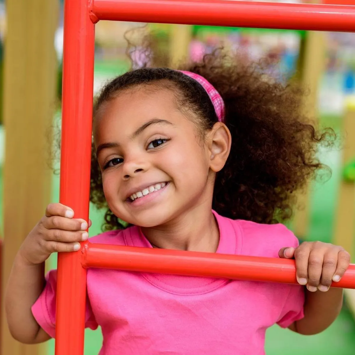 صورة لطفلة سعيدة