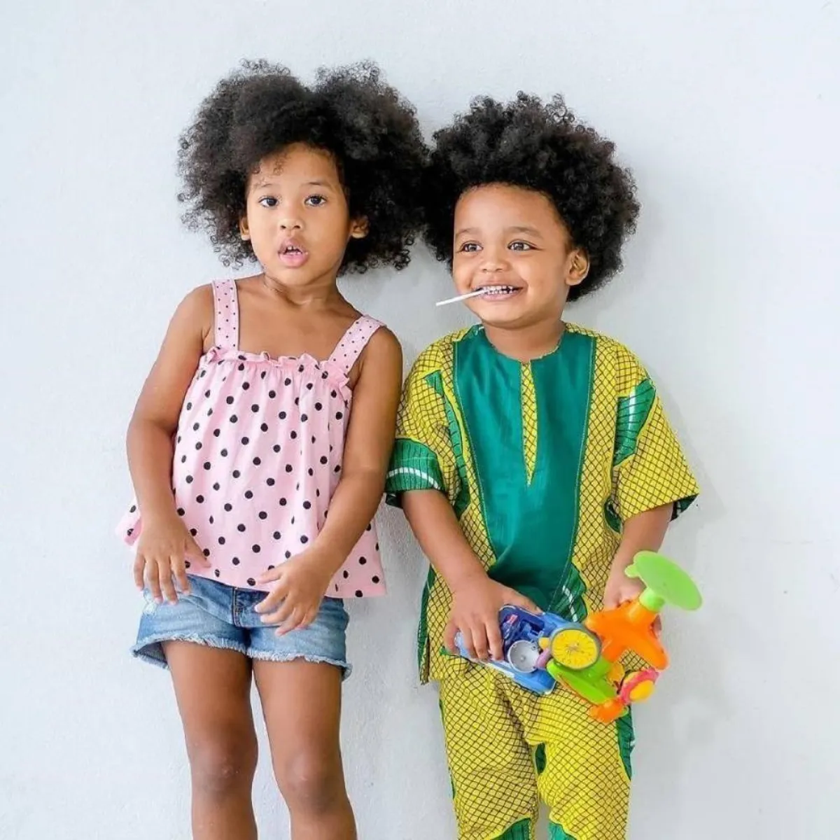 صورة لطفلتين صغيرتين